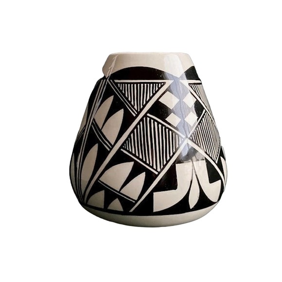 Small, Black and White Acoma Pot, signed - Picture 1 of 3